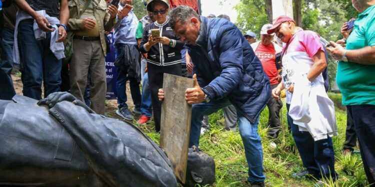 ‘No estoy de acuerdo con lo que hicieron con la estatua’ de Calderón: Sheinbaum