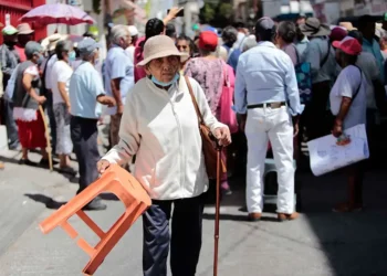 Envejecimiento inmunitario se acelera alrededor de los 40 años y después de los 60, con diferencias entre sexos