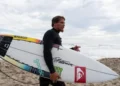 Surfista mexicano Alan Cleland es suspendido tras acusación de agresión sexual