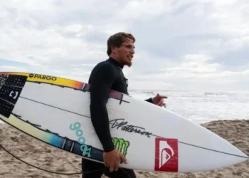 Surfista mexicano Alan Cleland es suspendido tras acusación de agresión sexual