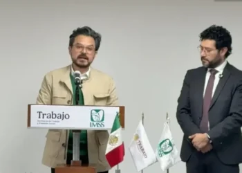 Ante amenaza de mega marcha nacional, titular del IMSS anuncia incremento salarial del 8% para trabajadores