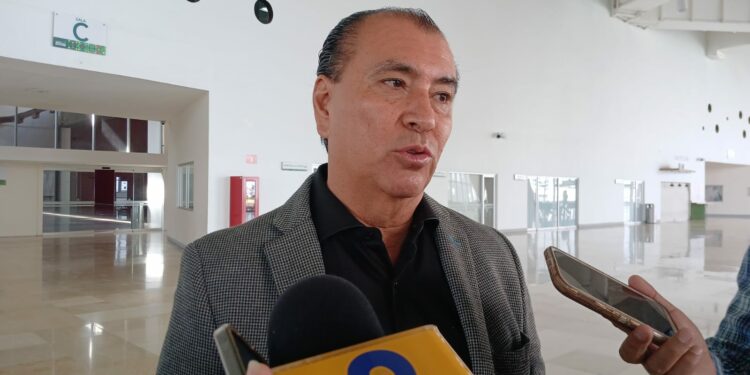 Torres Cedillo justifica que se bajara del presidium a Eli César Cervantes