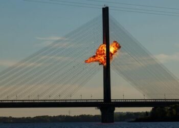 Rusia ataca otro puente clave de Kyiv en medio de su ofensiva creciente contra la capital ucraniana