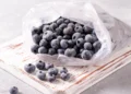 FDA amplía el retiro de arándanos y frutos rojos vendidos en Walmart y Trader Joe’s por E. coli