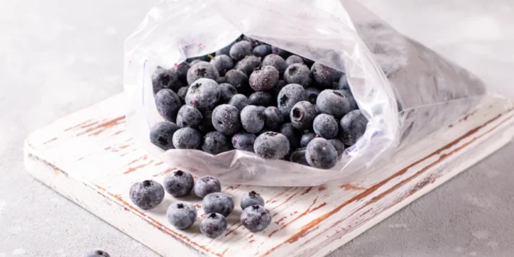 FDA amplía el retiro de arándanos y frutos rojos vendidos en Walmart y Trader Joe’s por E. coli