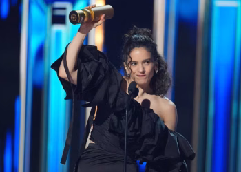 Rosalía y Rubén Blades llaman a la unión y al reconocimiento del talento latino en los Billboard 2026