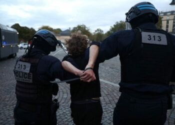 Macron urge a responder a demandas estudiantiles y condena la instrumentalización política