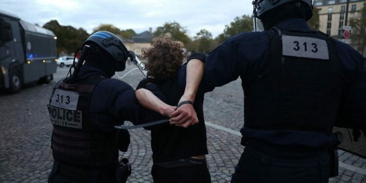 Macron urge a responder a demandas estudiantiles y condena la instrumentalización política