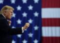Trump tira un vaso de agua para comparar ahorro de combustible con el petróleo venezolano