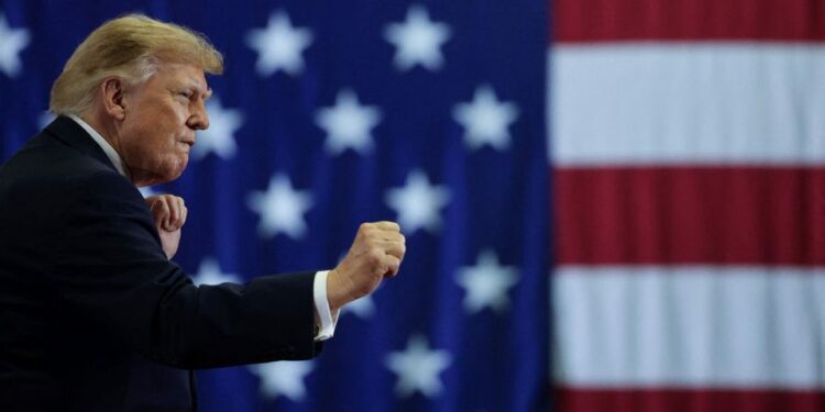 Trump tira un vaso de agua para comparar ahorro de combustible con el petróleo venezolano