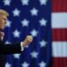 Trump tira un vaso de agua para comparar ahorro de combustible con el petróleo venezolano