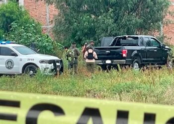 Hallan a hombre sin vida dentro de camioneta en Pozos