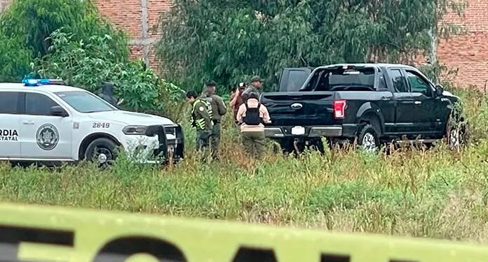 Hallan a hombre sin vida dentro de camioneta en Pozos