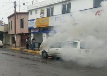 Vehículo se incendia en Prolongación 20 de Noviembre