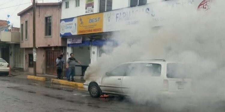 Vehículo se incendia en Prolongación 20 de Noviembre