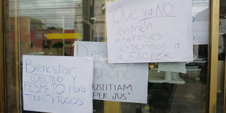 VIDEO | Toman la Facultad de Derecho en apoyo a su directora