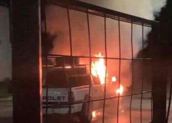 Bomberos se movilizan tras incendio de camioneta en Ciudad Valles