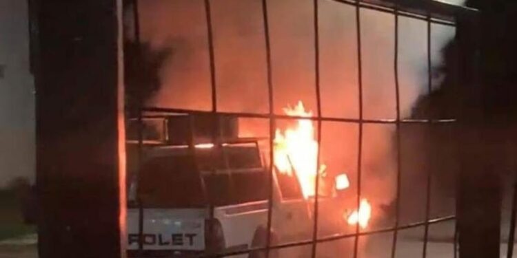 Bomberos se movilizan tras incendio de camioneta en Ciudad Valles