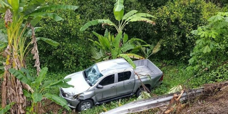 Aparatosa volcadura deja a conductor hospitalizado en Xilitla