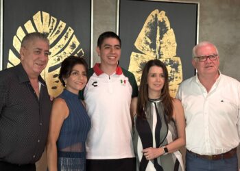 Eduardo Portillo Torres recibe abanderamiento del Club Deportivo Potosino rumbo al Mundial de Racquetbol en Chile