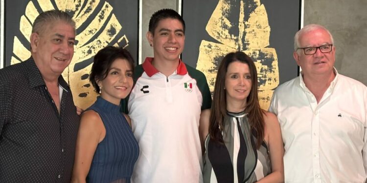 Eduardo Portillo Torres recibe abanderamiento del Club Deportivo Potosino rumbo al Mundial de Racquetbol en Chile