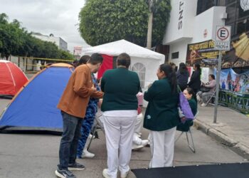 Mantienen plantón fuera de la representación sindical del IMSS