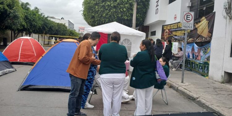 Mantienen plantón fuera de la representación sindical del IMSS
