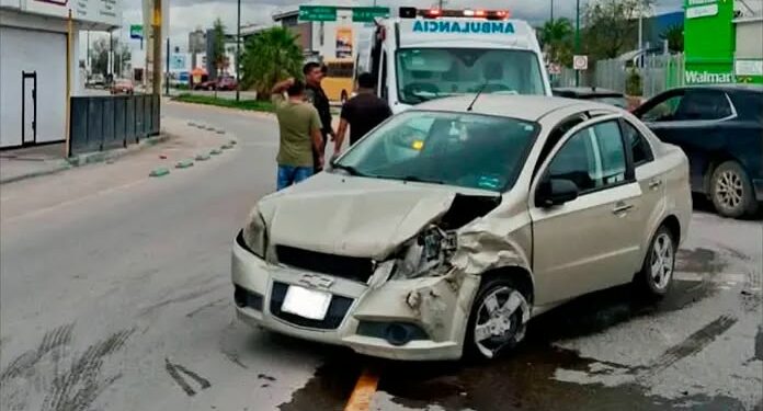 Choque frontal en Villa de Pozos deja a mujer y bebé lesionados