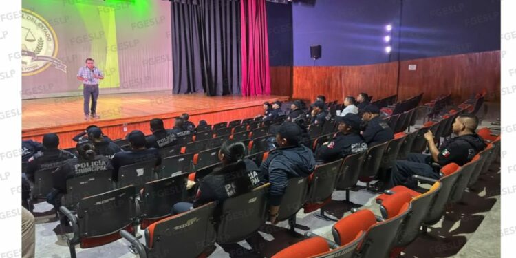 Fiscalía capacita a policías municipales de Ciudad Fernández en protocolos de actuación