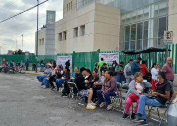 Trabajadores del HC cumplen 25 horas con la Glorieta González Bocanegra tomada