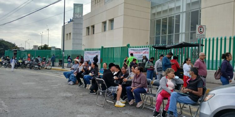 Trabajadores del HC cumplen 25 horas con la Glorieta González Bocanegra tomada