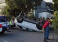 Auto vuelca tras chocar contra árbol en Himno Nacional
