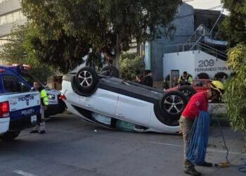 Auto vuelca tras chocar contra árbol en Himno Nacional
