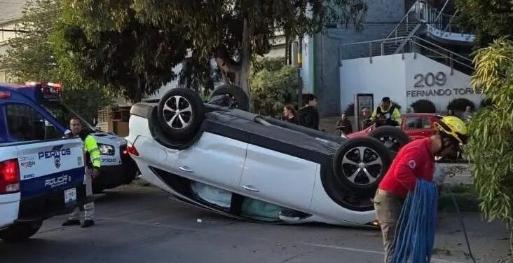 Auto vuelca tras chocar contra árbol en Himno Nacional