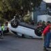 Auto vuelca tras chocar contra árbol en Himno Nacional