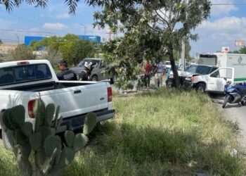 Choque en la carretera 57 proyecta camioneta contra un árbol