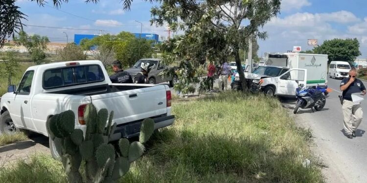 Choque en la carretera 57 proyecta camioneta contra un árbol
