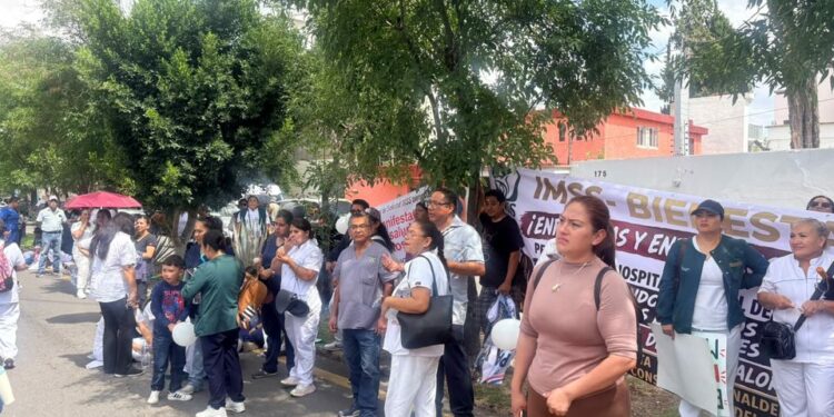 VIDEO | Trabajadores de IMSS-Bienestar exigen diálogo directo con coordinador estatal