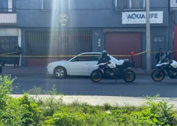 Hombre muere al interior de un vehículo en avenida México