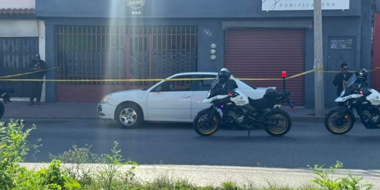 Hombre muere al interior de un vehículo en avenida México