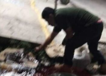 Menor cae al resbalar con aceite en carretera de Tamazunchale