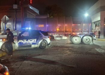 Chocan patrulla y tractocamión en el centro de San Luis Potosí; dos policías resultan lesionados