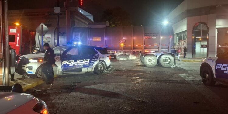 Chocan patrulla y tractocamión en el centro de San Luis Potosí; dos policías resultan lesionados