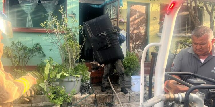 Cortocircuito en televisor provoca incendio en departamento de Ciudad Valles