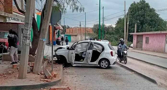 Chocan y abandonan auto destrozado en Las Flores