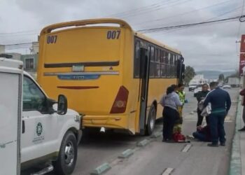 Mujer es atropellada por motociclista en ciclovía de Villa de Pozos