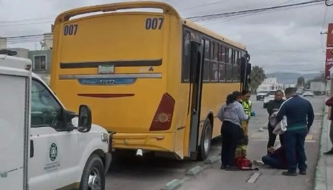 Mujer es atropellada por motociclista en ciclovía de Villa de Pozos