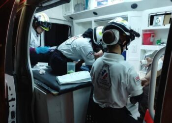 Pareja resulta lesionada tras caer de motocicleta en el Libramiento Poniente