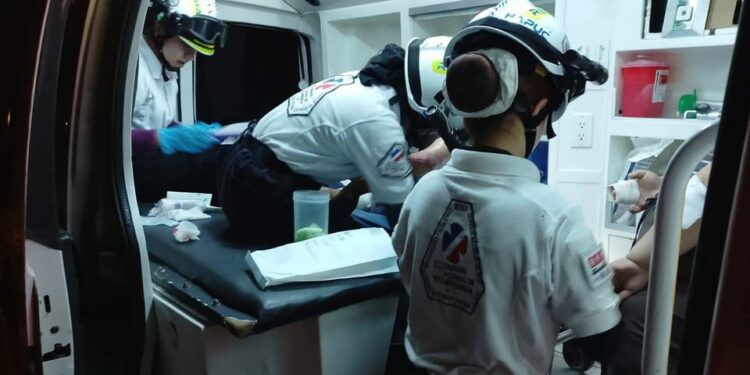 Pareja resulta lesionada tras caer de motocicleta en el Libramiento Poniente
