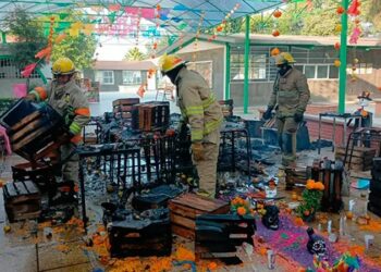 Incendio consume altar de muertos en secundaria de Villa de Pozos